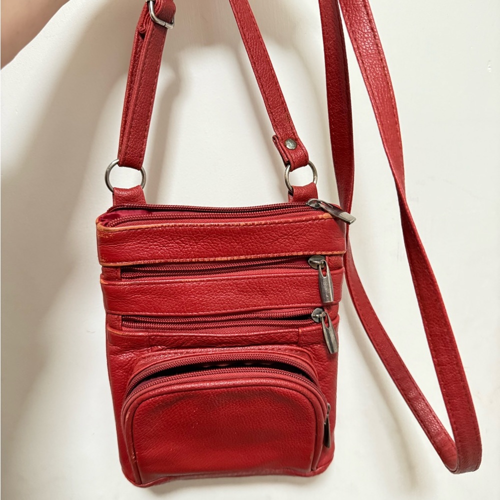 Elegant Black Leather Crossbody Bag with Adjustable Strap